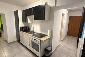 Fridge, oven, stovetop, cookware/dishes/utensils