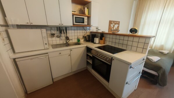 Microwave, oven, stovetop, dishwasher