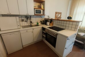 Een microgolfoven, een oven, een kookplaat, een vaatwasser