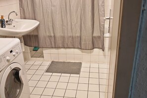 Shower, hair dryer, towels, soap - Unique 1BR- Perfect for Longstays (Wien)