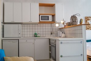 Een microgolfoven, een oven, een kookplaat, een vaatwasser