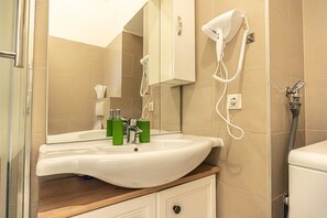 Doccia, asciugacapelli, shampoo