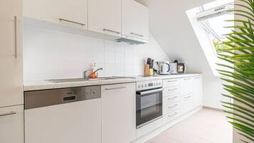 Kühlschrank, Mikrowelle, Ofen, Herdplatte