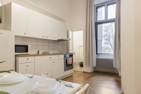 Fridge, microwave, oven, stovetop