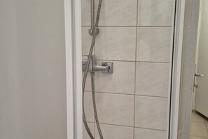 Douche, sèche-cheveux, serviettes fournies, savon