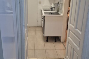 Réfrigérateur, micro-ondes, plaque de cuisson, cafetière/bouilloire