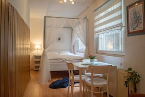 1 bedroom, WiFi, bed sheets