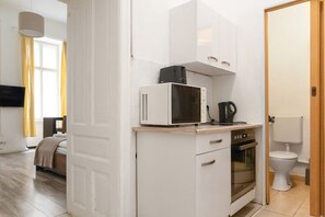 Microondas, horno, placa de cocina, utensilios de cocina