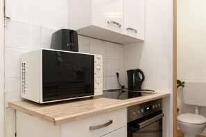 Micro-ondas, fogão, cooktop, talheres/pratos/utensílios de cozinha