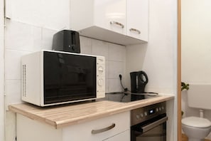 Microwave, oven, stovetop, cookware/dishes/utensils