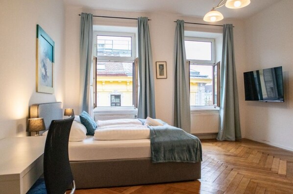 1 bedroom, desk, iron/ironing board, free WiFi - Roomy 2BR Apt. Near AKH -Perfect for Longstays (Wien)