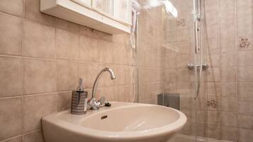 Dusche, Haartrockner, Shampoo