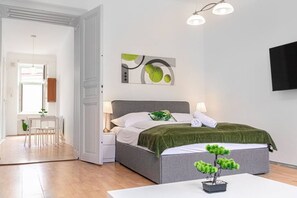 2 عدّة غرف نوم وواي فاي وملاءات أسرّة