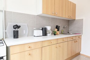 ثلاجة، ميكروويف، فرن، موقد طهي مسطح