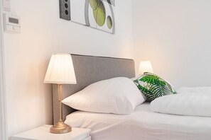 1 bedroom, iron/ironing board, WiFi, bed sheets - Pleasing 2BR Apt. AKH-Perfect for Groups (Wien)