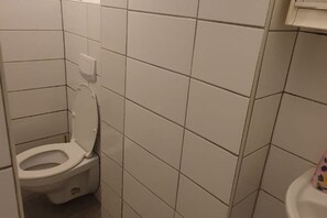 Suihku, hiustenkuivaaja, pyyhkeet, saippua