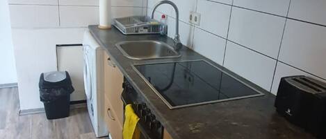 Køleskab, mikrobølgeovn, ovn, kogeplade