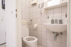 Bathroom - Modern Comforts: Chic Studio Apt Centrally Located (Vienna)