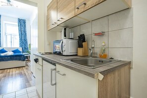 Réfrigérateur, micro-ondes, four, plaque de cuisson