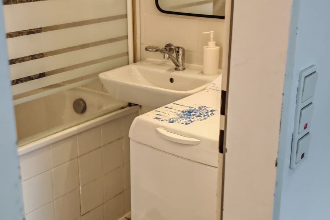 Ein Badezimmer mit Waschbecken, Spiegel und Toilette.