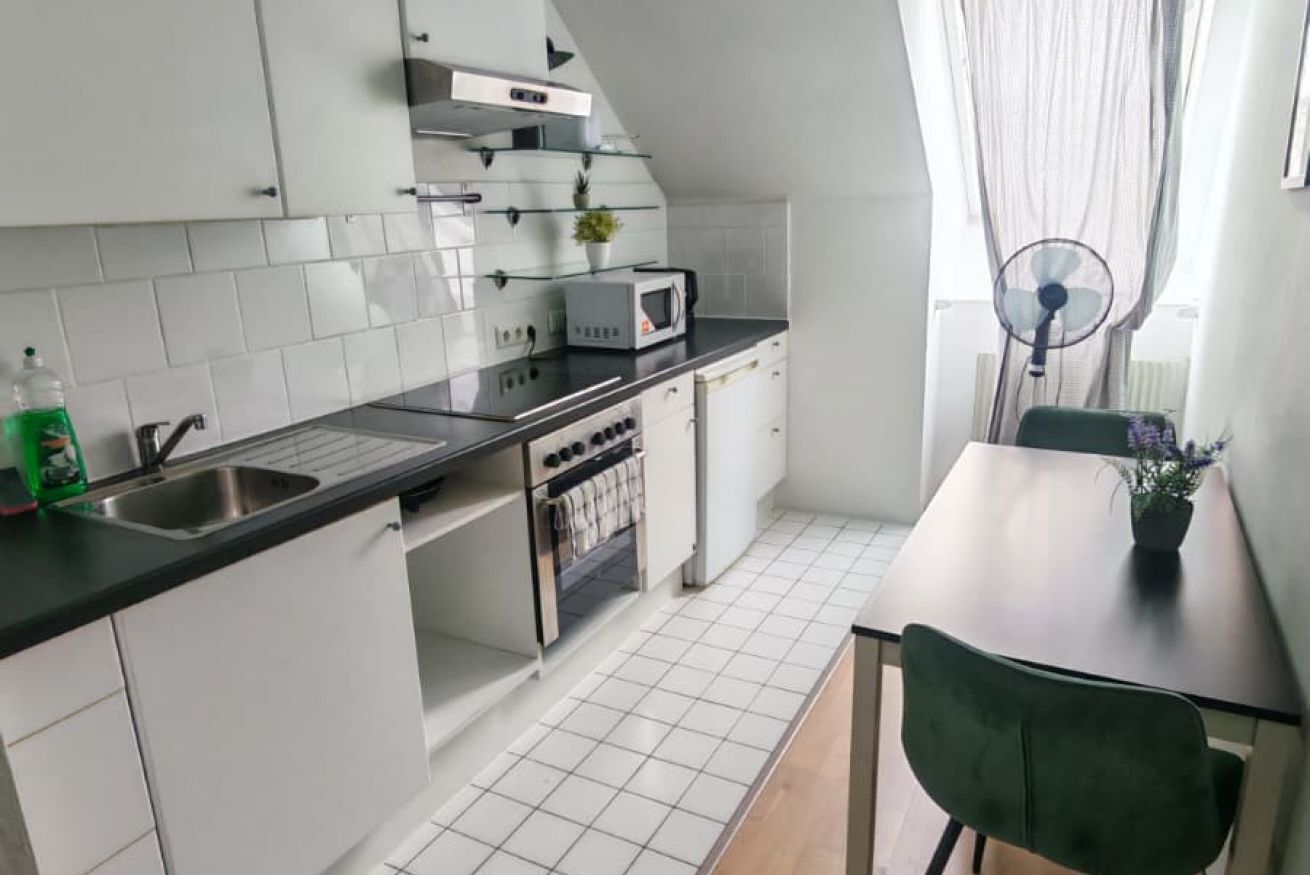 Wasserkocher mit Kaffee-/Teezubehör, Kühlschrank, Mikrowelle, Ofen