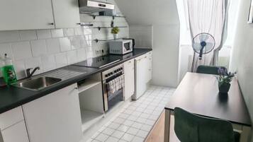 Wasserkocher mit Kaffee-/Teezubehör, Kühlschrank, Mikrowelle, Ofen