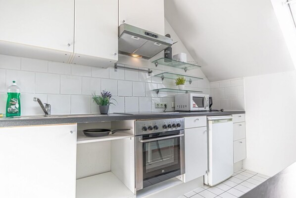 Een koelkast, een microgolfoven, een oven, een kookplaat