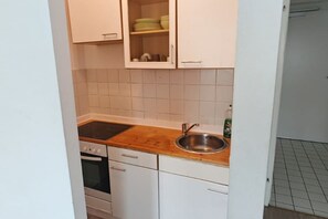 Jääkaappi, mikroaaltouuni, uuni, liesi