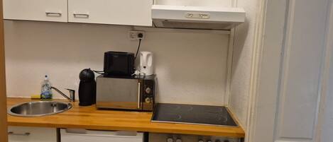 Fridge, oven, stovetop, cookware/dishes/utensils