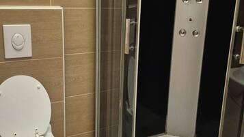 Dusche, Haartrockner, Handtücher, Seife