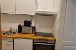 Frigorífic, forn i placa de cuina