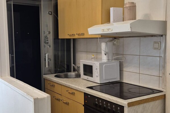 Een koelkast, een microgolfoven, een oven, een kookplaat