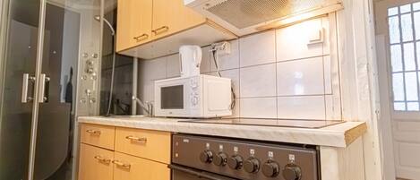 Een koelkast, een magnetron, een oven, een kookplaat