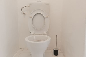 Suihku, hiustenkuivaaja, sampoo, vessapaperi