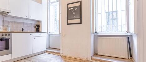 Réfrigérateur, four à micro-ondes, un four, surface de cuisson