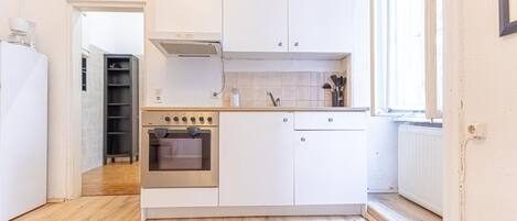 冷蔵庫、電子レンジ、オーブン、コンロ