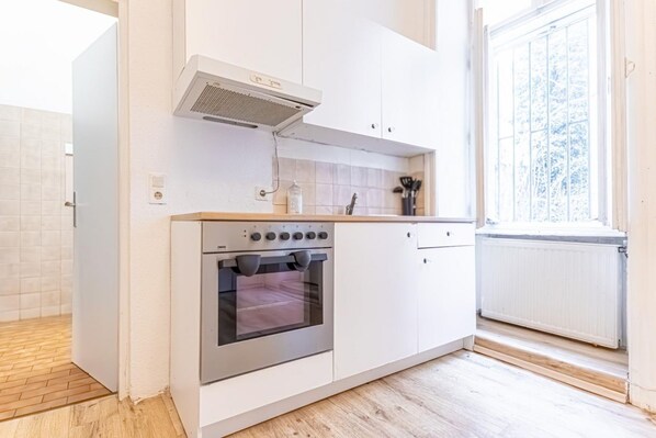 Frigorífico, microondas, horno y placa de cocina