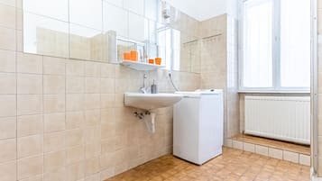 Regadera, secadora de cabello, toallas, jabón