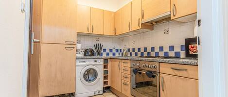 Mikroaaltouuni, uuni, liesi, kahvin-/teenkeitin