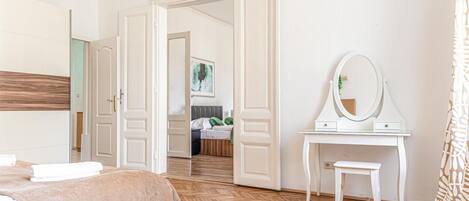 2 chambres, fer et planche à repasser, draps fournis