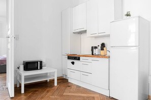 Frigorífico, microondas, horno y placa de cocina