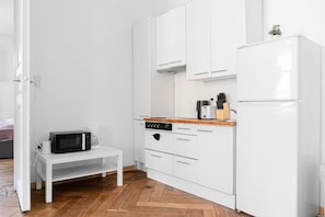 Fridge, microwave, oven, stovetop - Cozy 2BR Apt. near AKH Hospital-ideal for Longstay (Wien)