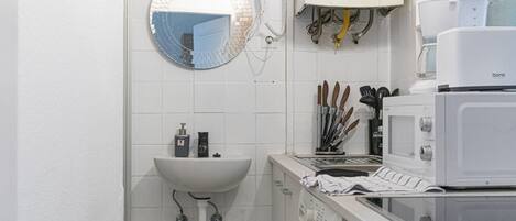 Mikrowelle, Ofen, Herdplatte, Wasserkocher mit Kaffee-/Teezubehör