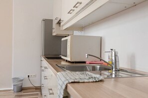 Fridge, microwave, oven, stovetop - Special Vintage Viennese Apt. - 12min f Downtown (Wien)