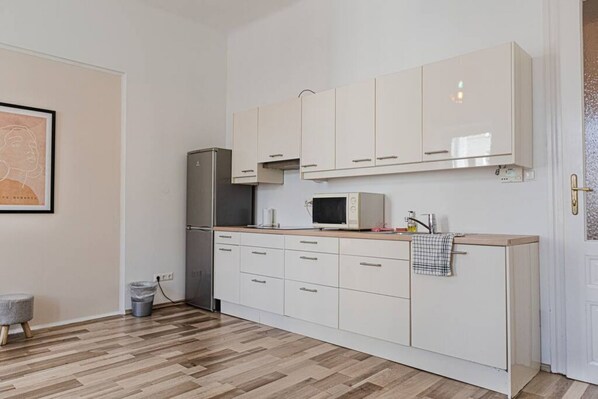 冷蔵庫、電子レンジ、オーブン、コンロ