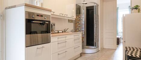 Refrigerador, microondas, horno y utensilios de cocina