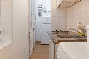吹风机、坐浴桶、毛巾、肥皂