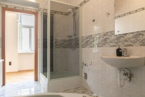 Séchoir à cheveux, shampooing, papier de toilette