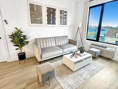 Cozy King 1BR w/ Pool + Gym Near EWR & MetLife