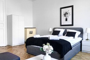 1 bedroom, WiFi, bed sheets - Retro Charm Budget 1BR Apartment near AKH Hospital (Wien)
